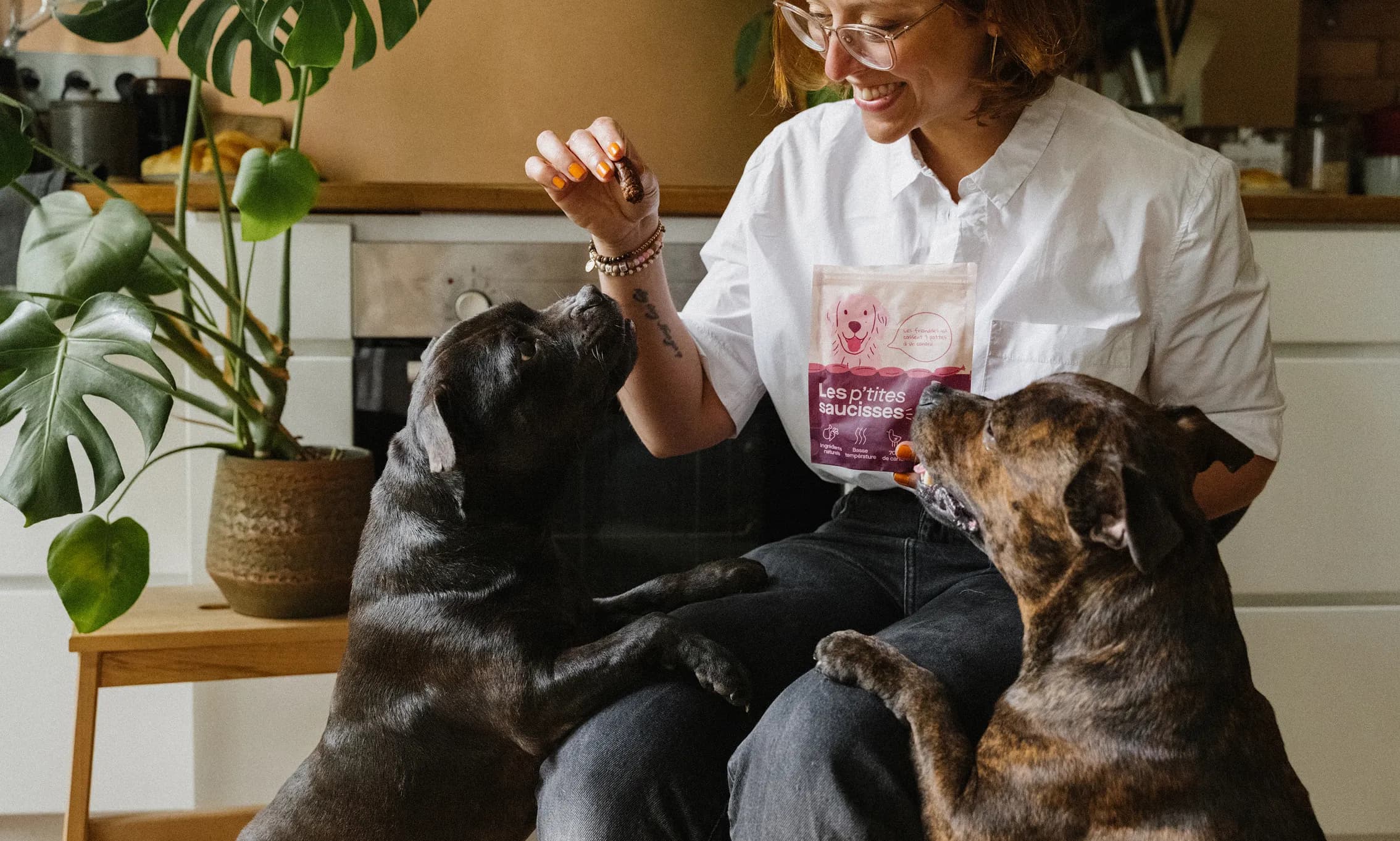 Une famille et son chien dans leur salon
